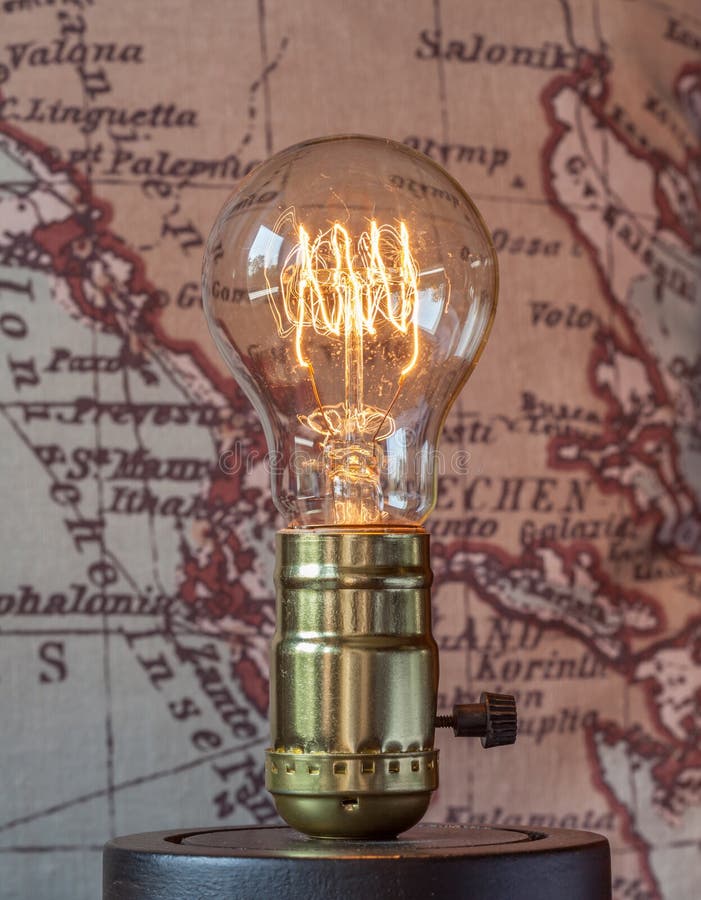 Klassische Glühlampe Edison mit Schleifungskohlenstofffaden auf Kartenba