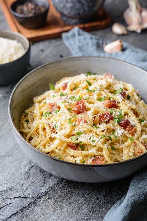 Klassische Pasta Carbonara, Herzhafte Italienische Speise Mit Spaghetti ...