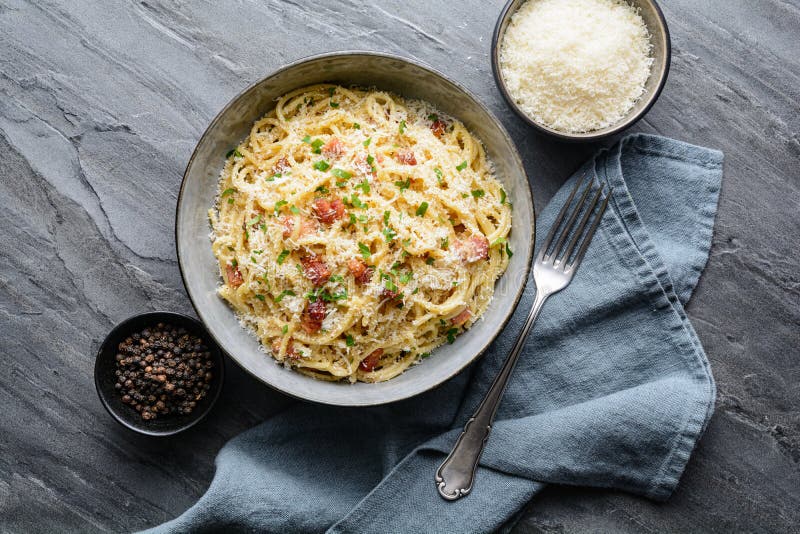 Klassische Pasta Carbonara, Herzhafte Italienische Speise Mit Spaghetti ...