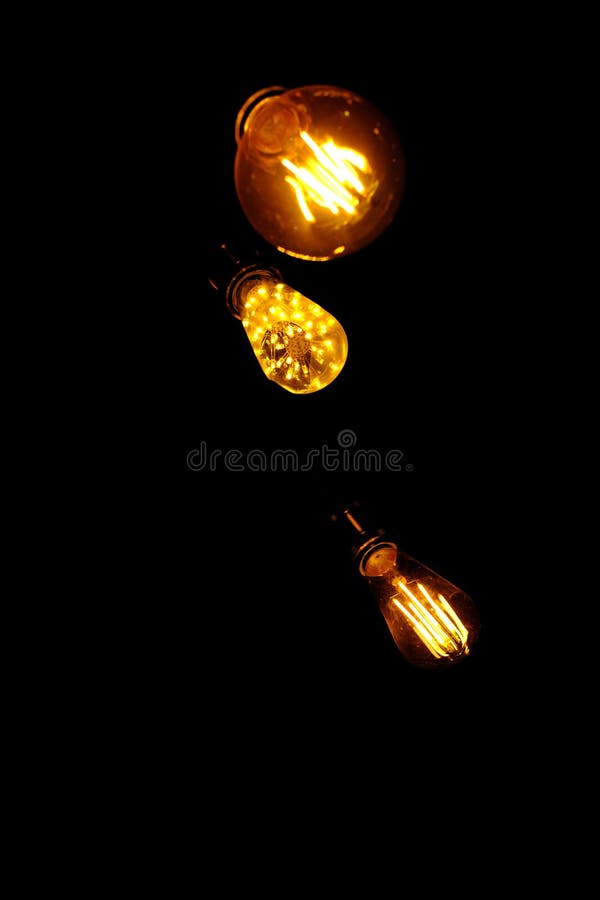 Klassische Retro- weißglühende geführte elektrische Lampe auf schwarzem Hintergrund lizenzfreie stockbilder