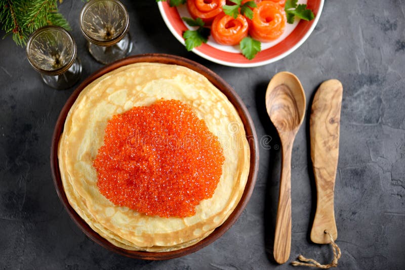 Klassische Russische Pfannkuchen Mit Kaviar Der Roten Lachse Stockfoto ...