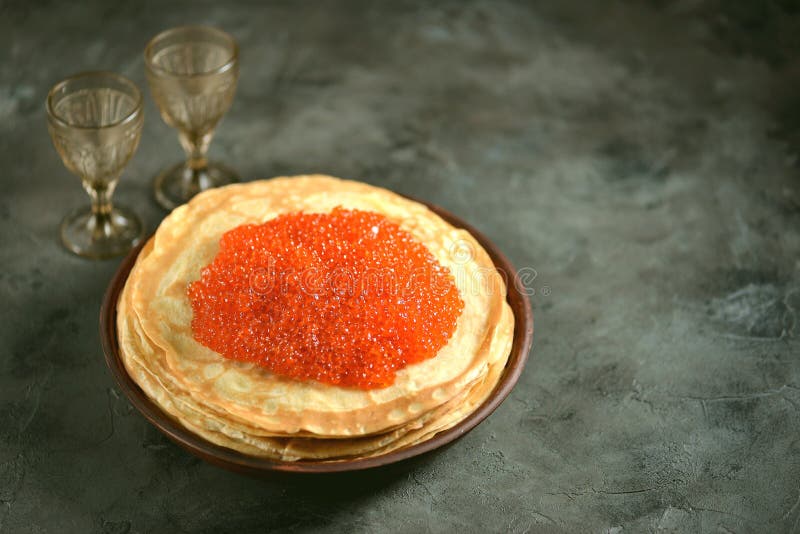 Klassische Russische Pfannkuchen Mit Kaviar Der Roten Lachse Stockfoto ...