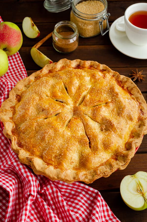 Klassischer Amerikanischer Apfelkuchen Mit Zimt Auf Einem Dunklen Holz ...