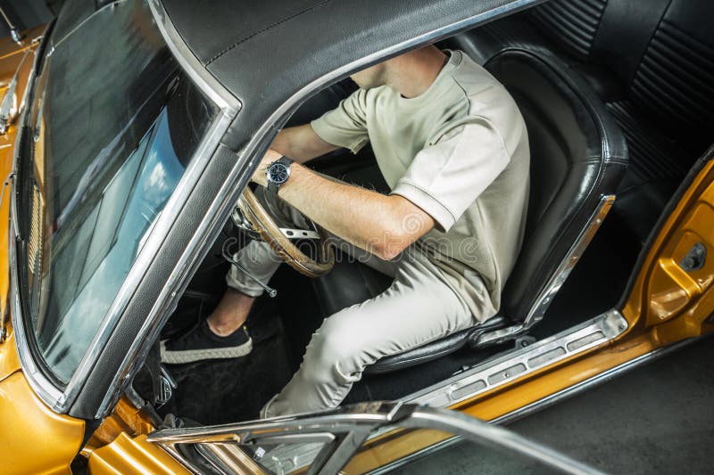 Klassischer Autofahrer Ikonische Vintage Automobil In einer Garage am Sonntag Nachmittag stockfotos