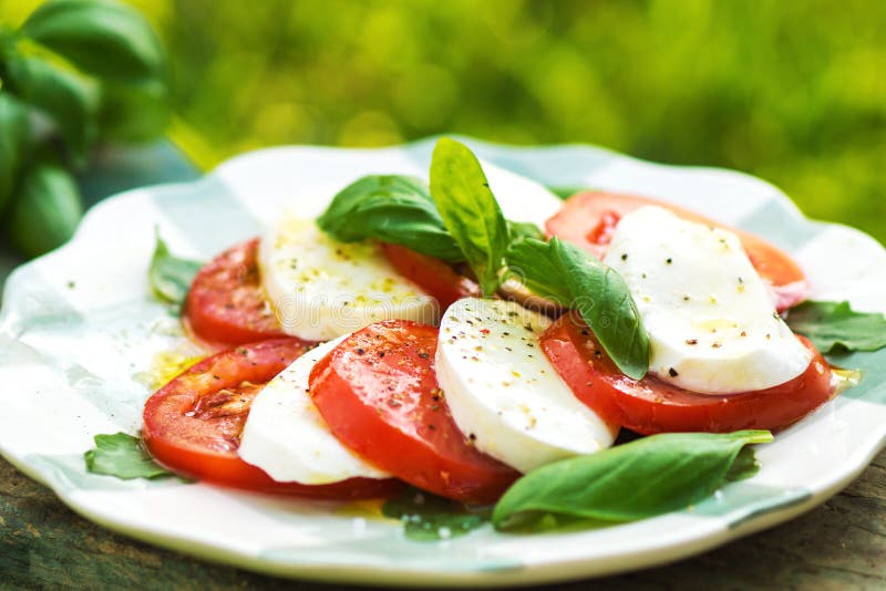 Klassischer Caprese Salat Mozzarella Tomaten Und Basilikum Stockfoto ...