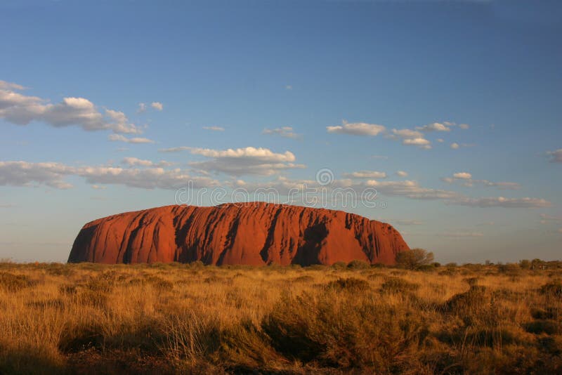 Klassischer Sonnenuntergang auf Uluru lizenzfreie stockfotos Klassischer Sonnenuntergang auf Uluru lizenzfreie stockfotos