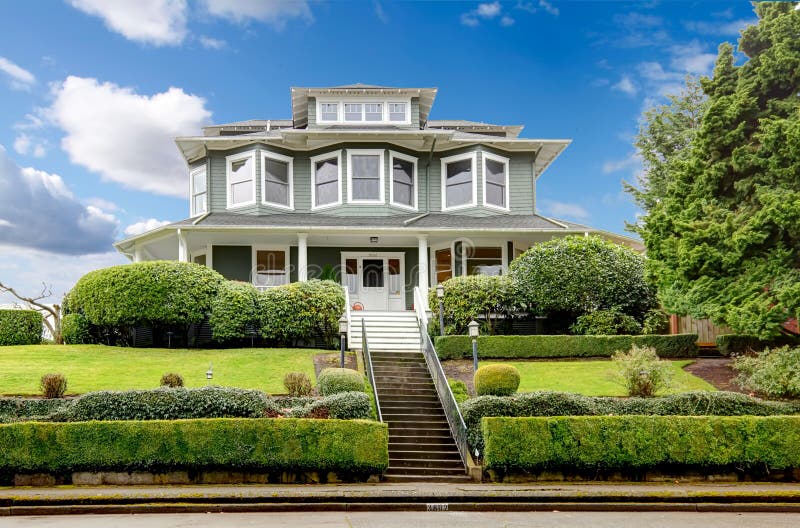 Klassisches amerikanisches Hausäußeres des großen grünen Luxushandwerkers. stockfotografie Klassisches amerikanisches Hausäußeres des großen grünen Luxushandwerkers. stockfotografie