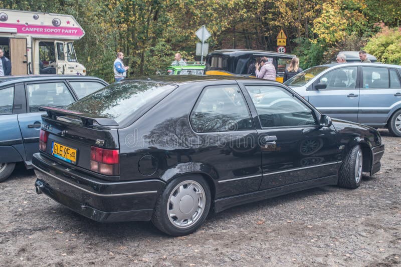 Alte Schwarzes Renault-megane II Limousine-Versionsfahren