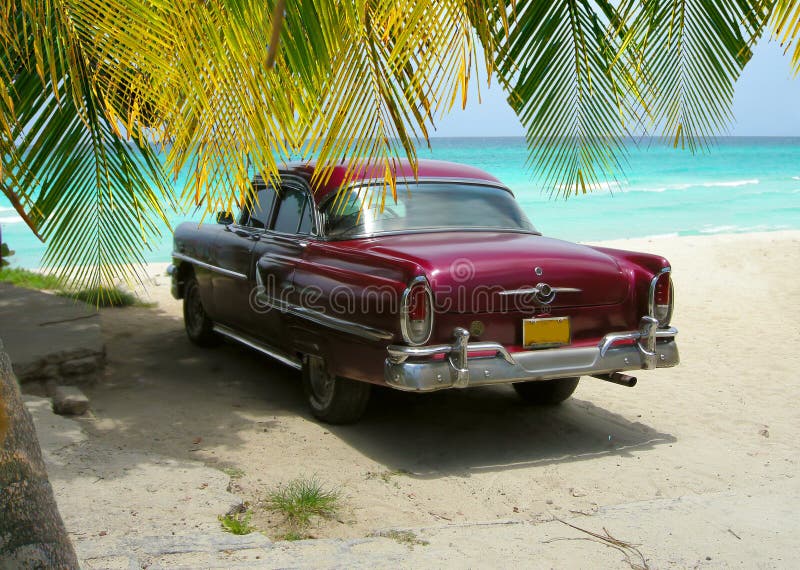 Klassisches Auto und Palmen des Kuba-Strandes lizenzfreie stockfotografie Klassisches Auto und Palmen des Kuba-Strandes lizenzfreie stockfotografie