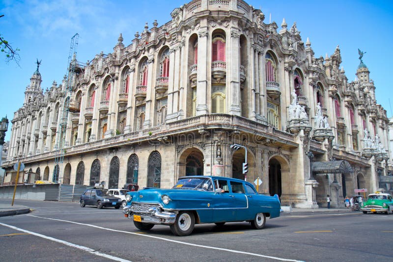 Klassisches Cadillac vor dem großen Theater in Havana, Kuba. stockbild Klassisches Cadillac vor dem großen Theater in Havana, Kuba. stockbild