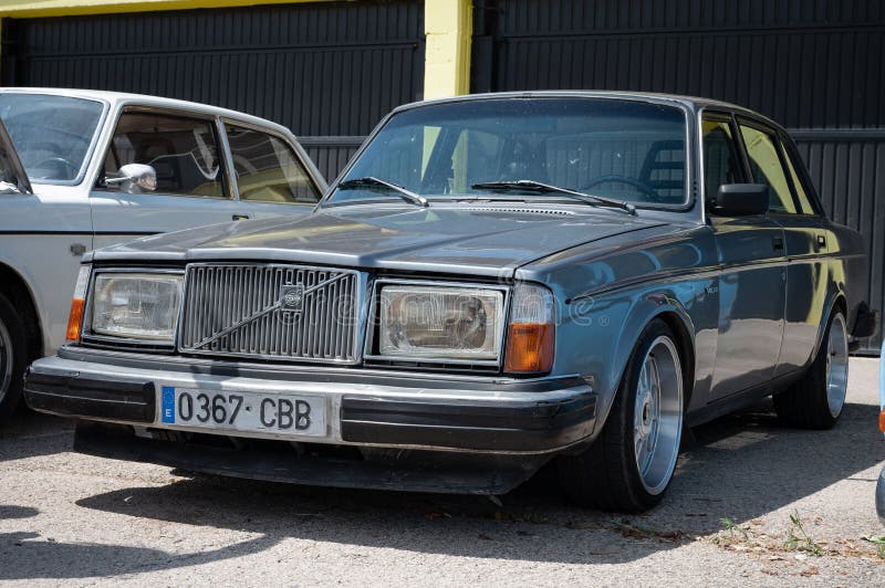 Klassisches graues Volvo 244 gl geparkt auf der Straße