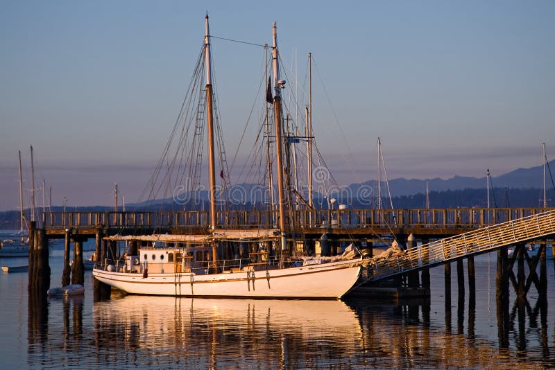 Klassisches großes hölzernes Schoonersegelboot lizenzfreie stockfotos Klassisches großes hölzernes Schoonersegelboot lizenzfreie stockfotos