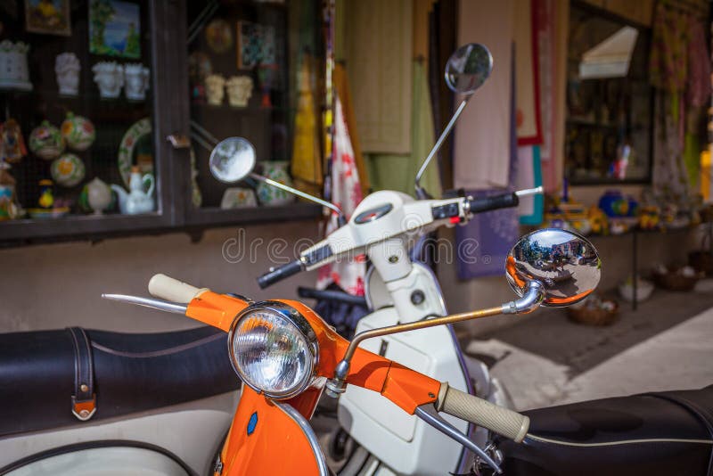 Klassisches Italienisches Motorrad Fährt ` Vespa ` Rad, Das Auf Der Straße  Geparkt Wird Redaktionelles Stockfotografie - Bild von stadt, roller:  125547377