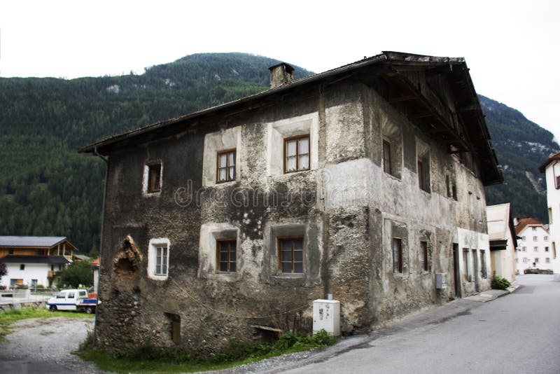 Klassisches Retro- Gebäudehaus in der kleinen Gasse an Pfunds-Stadt stockfotos Klassisches Retro- Gebäudehaus in der kleinen Gasse an Pfunds-Stadt stockfotos