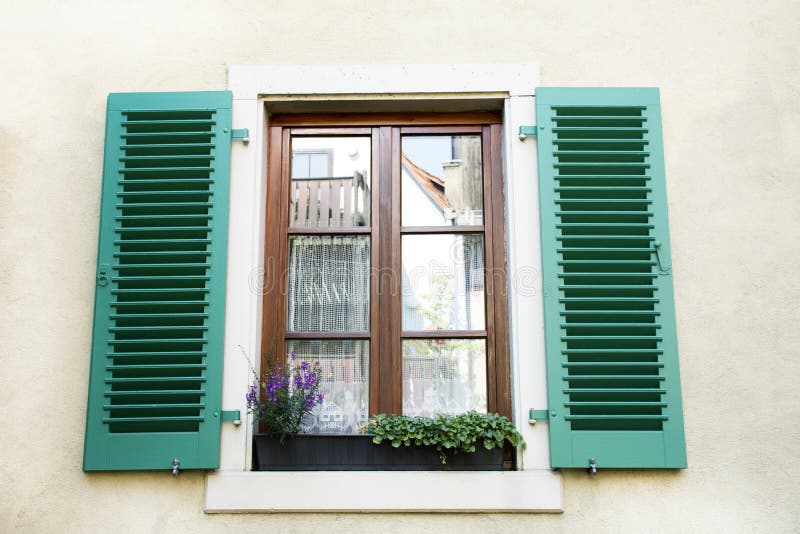 Fenster mit Glasfarbe stockfoto. Bild von außen, blöcke