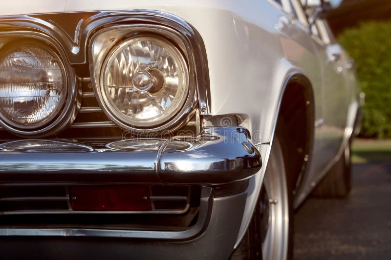 Klassisches Retro-weißes Auto. Scheinwerfer verschließen stockfotos