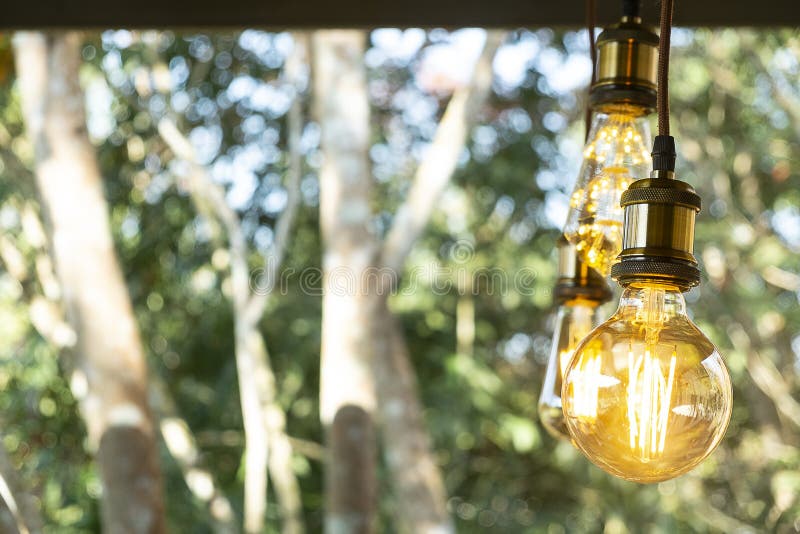 Klassisches Retro- weißglühendes geführtes warmes Weiß der elektrischen Lampe auf Unschärfehintergrund, WeinleseGlühlampe stockfoto