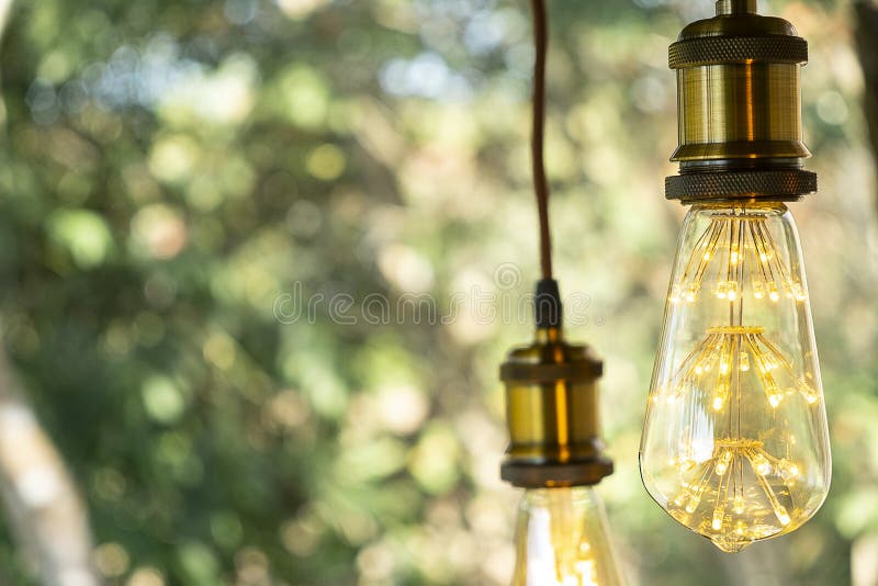 Klassisches Retro- weißglühendes geführtes warmes Weiß der elektrischen Lampe auf Unschärfehintergrund, WeinleseGlühlampe
