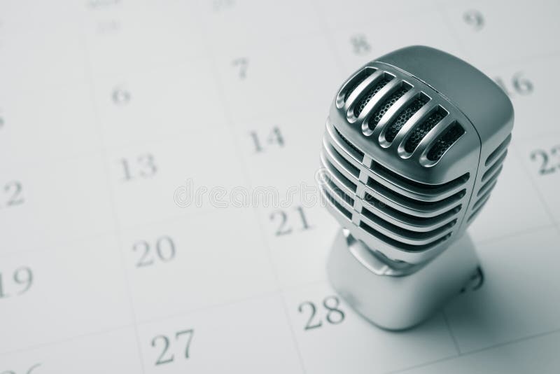 Klassisches Retromikrofon auf weißem, leerem Hintergrund des Kalenders. stockbild