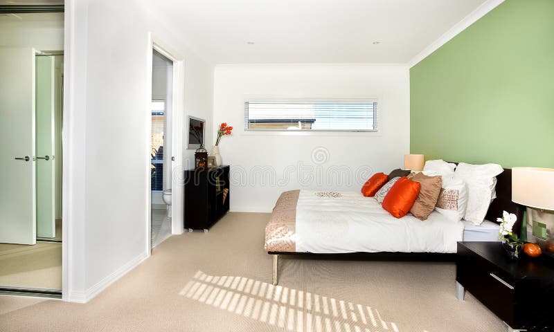 Klassisches Schlafzimmer eines modernen Hauses mit wei?em Bett und viel Kissen- und Schwarzesfach und eine Schindel stockfoto Klassisches Schlafzimmer eines modernen Hauses mit wei?em Bett und viel Kissen- und Schwarzesfach und eine Schindel stockfoto