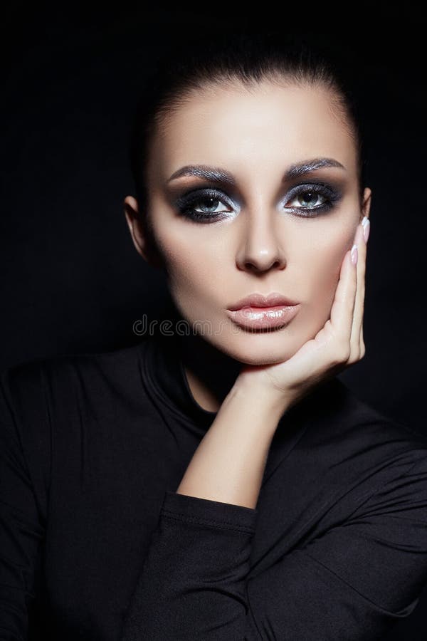 Classic Smokey Makeup On Woman Face Beautiful Big Eyes Fashion Perfect Makeup Expressive Eyes On Girl Face Smooth Black Stockfoto Bild Von Woman Black