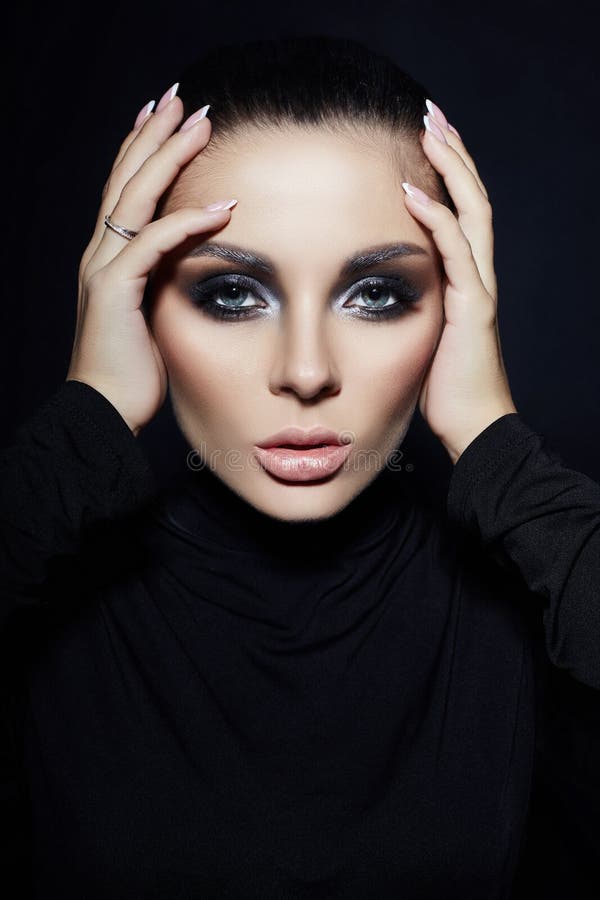 Classic Smokey Makeup On Woman Face Beautiful Big Eyes Fashion Perfect Makeup Expressive Eyes On Girl Face Smooth Black Stockfoto Bild Von Woman Black