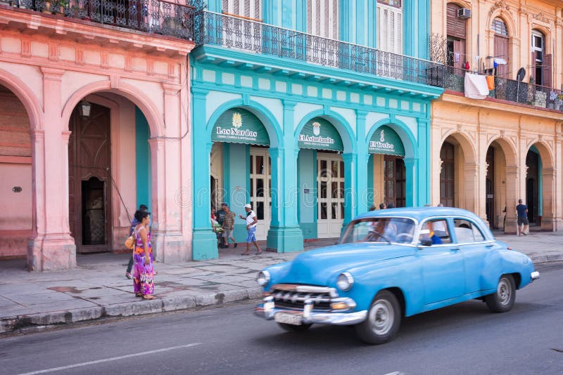 Klassisches Weinleseauto und bunte Kolonialbauten in der Hauptstraße von altem Havana stockfotografie Klassisches Weinleseauto und bunte Kolonialbauten in der Hauptstraße von altem Havana stockfotografie