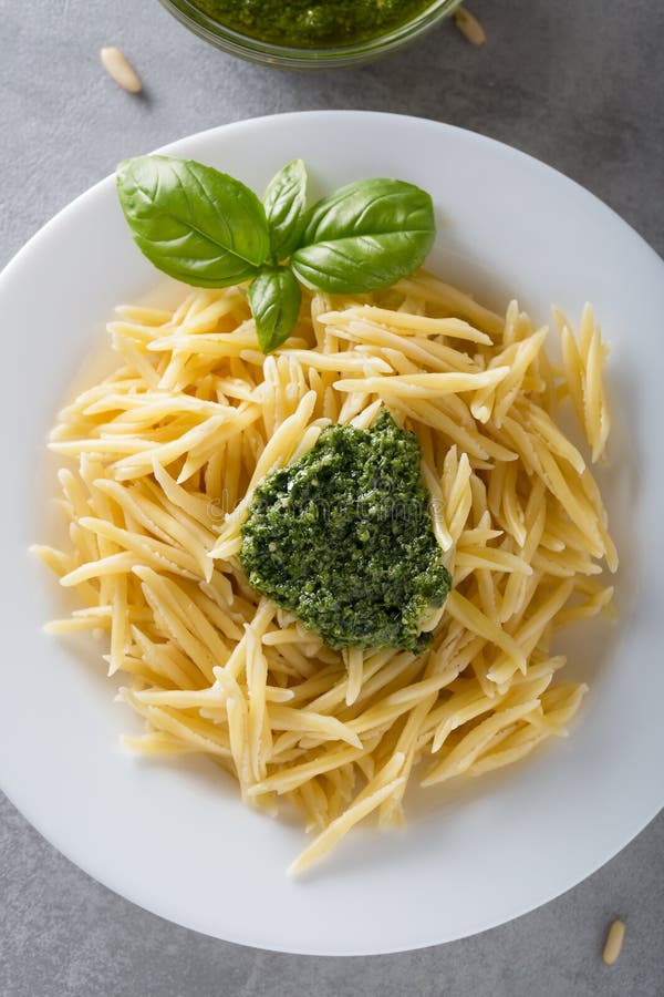 Klassisk italiensk trofiepasta med pestosås royaltyfri bild Klassisk italiensk trofiepasta med pestosås royaltyfri bild