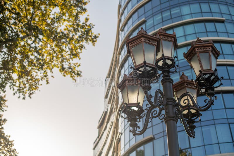 Klassisk lantern och kontorsbyggandet av en kombination av stil och funktion royaltyfri fotografi