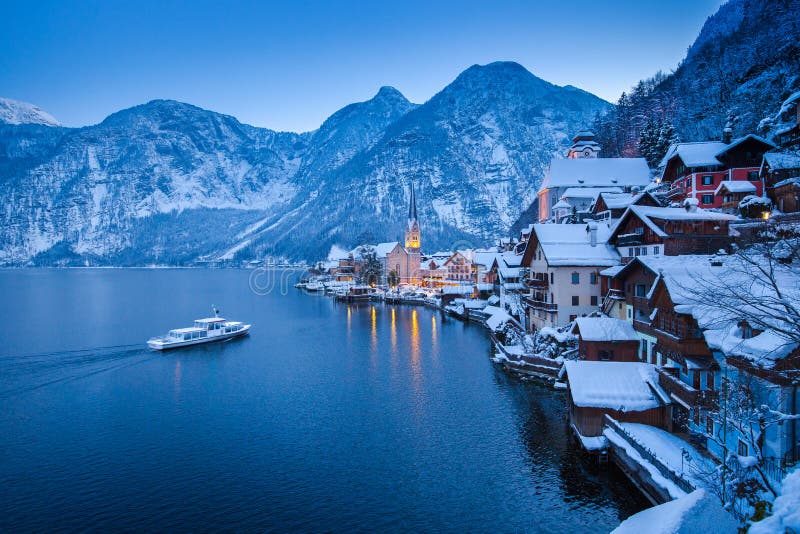 Klassisk sikt av Hallstatt med skeppet i vinterskymning, Salzkamm royaltyfria bilder Klassisk sikt av Hallstatt med skeppet i vinterskymning, Salzkamm royaltyfria bilder