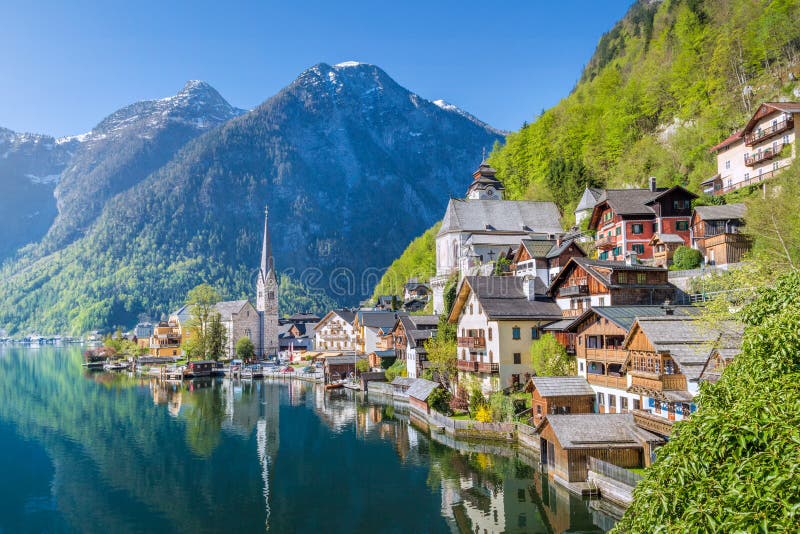 Klassisk sikt över Hallstatt i morgonen i sommar, Salzkammergut royaltyfri fotografi Klassisk sikt över Hallstatt i morgonen i sommar, Salzkammergut royaltyfri fotografi
