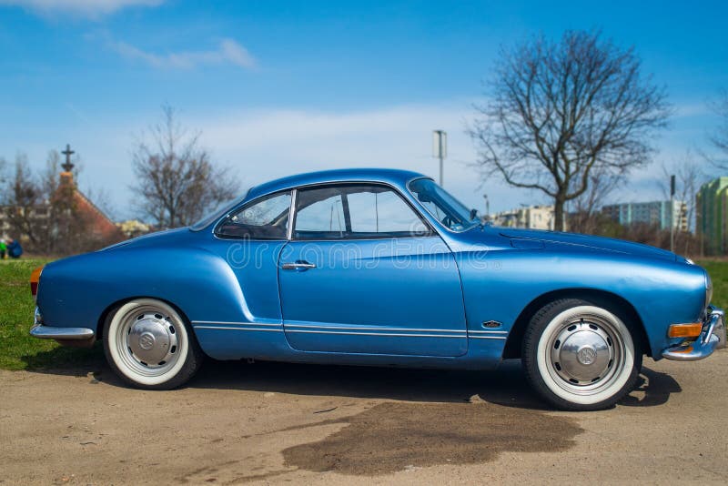 Klassisk tysk bil Volkswagen Karmann Ghia royaltyfria bilder Klassisk tysk bil Volkswagen Karmann Ghia royaltyfria bilder