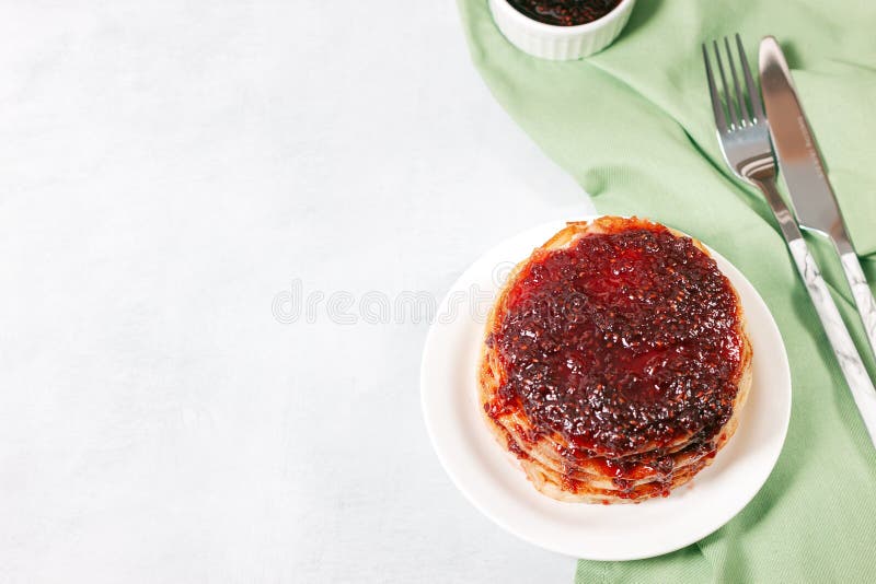 Klassiska amerikanska pannkakor med hallondriftstopp arkivfoton Klassiska amerikanska pannkakor med hallondriftstopp arkivfoton