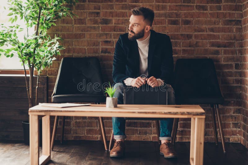 Klassiskt elegant stilfullt smart klyftigt stiligt attraktivt sinnat royaltyfri bild Klassiskt elegant stilfullt smart klyftigt stiligt attraktivt sinnat royaltyfri bild