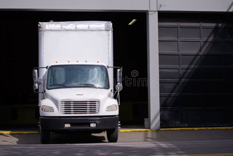 Klasy średniej ciężarówka z pudełkowatą przyczepą dla ruszać się semi usługuje sta
