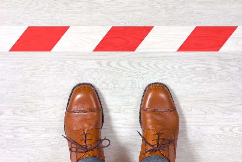 Klasyczni mężczyzna buty przed utrzymania out czerwoną i białą linią obraz stock Klasyczni mężczyzna buty przed utrzymania out czerwoną i białą linią obraz stock