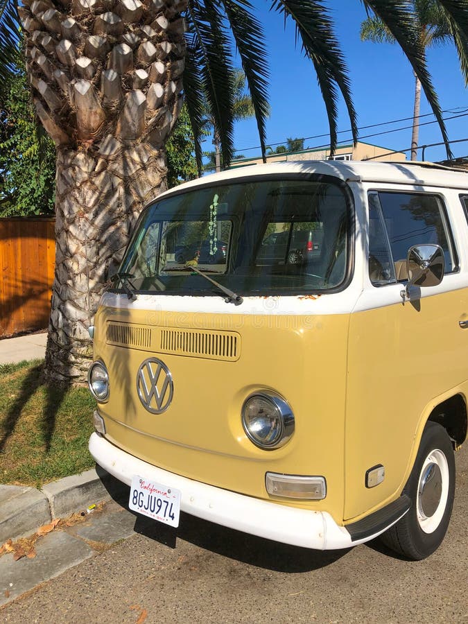 Klasyczny beżowy i biały vintage Volkswagen T1 camper van zdjęcie stock Klasyczny beżowy i biały vintage Volkswagen T1 camper van zdjęcie stock