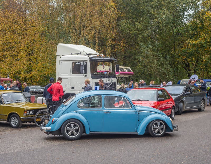 Błękitny Volkswagen Beetle Boczny Widok Stary ścigi Vw