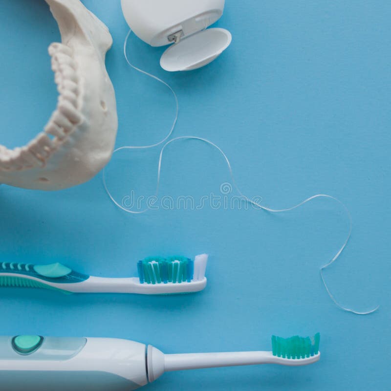 Klasyczny i nowożytny akustyczny toothbrush obraz stock Klasyczny i nowożytny akustyczny toothbrush obraz stock