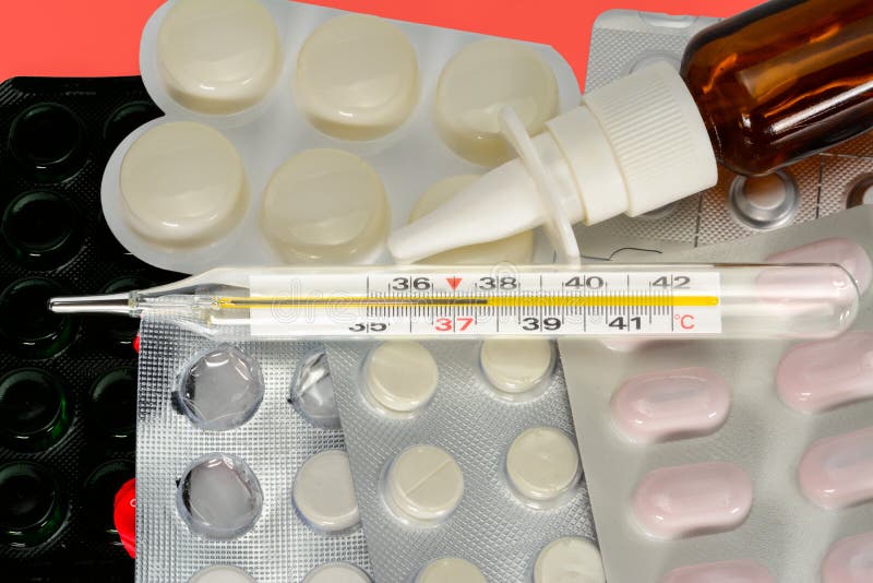 Klasyczny rtęć termometr, nosowa kiść i pigułka bąble na czerwieni, ukazujemy się Zimny i grypowy traktowania poj?cie zdjęcie stock Klasyczny rtęć termometr, nosowa kiść i pigułka bąble na czerwieni, ukazujemy się Zimny i grypowy traktowania poj?cie zdjęcie stock