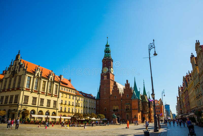 KLAUSEL, POLEN: Altes Rathaus mit Uhrturm auf dem Markt Rynek Square lizenzfreies stockbild KLAUSEL, POLEN: Altes Rathaus mit Uhrturm auf dem Markt Rynek Square lizenzfreies stockbild