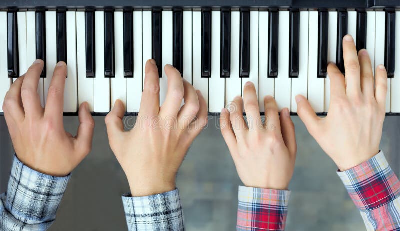 Klavier-Tastatur-Draufsicht-Hände des Mann- und Frauenspielens lizenzfreie stockfotos Klavier-Tastatur-Draufsicht-Hände des Mann- und Frauenspielens lizenzfreie stockfotos