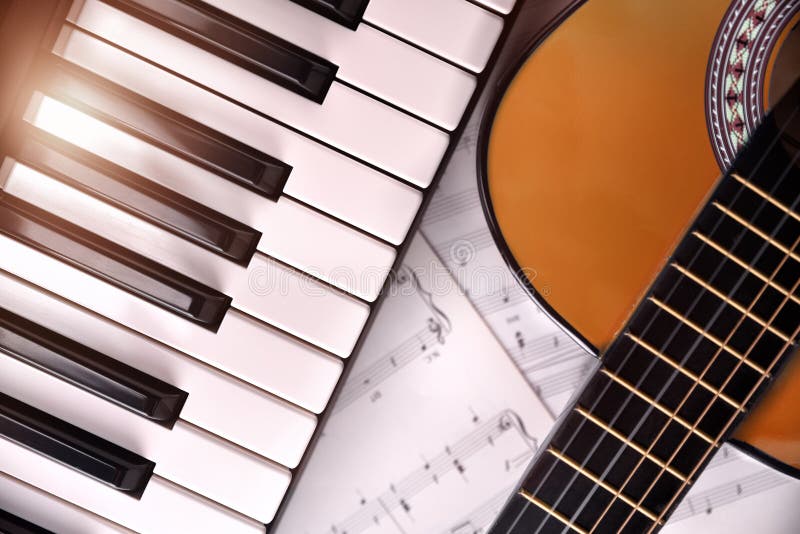 Klavier und Gitarre mit Glanz- und Notenenhintergrund übersteigen stockbild Klavier und Gitarre mit Glanz- und Notenenhintergrund übersteigen stockbild