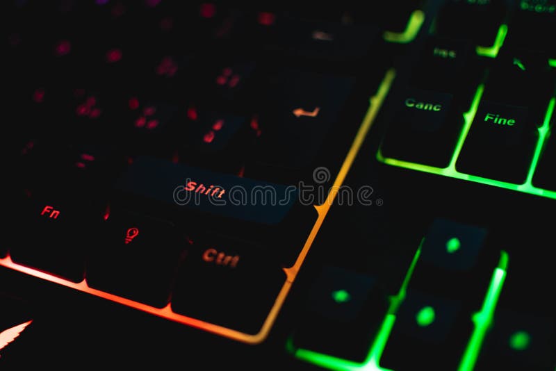 Klawiatura mechaniczna z lampami i myszą.