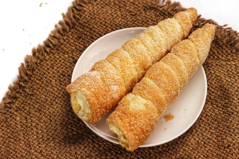 Klaxon de deux pâtisseries avec de la crème blanche remplissant sur le sac cônes crémeux klaxons de crème d'isolement sur le fond images libres de droits