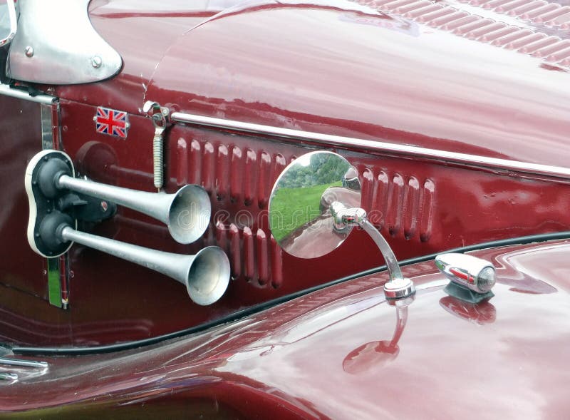 Klaxon Et Miroir Sur Une Voiture De Sport Rouge De Vintage Photo stock -  Image du brillant, chrome: 104807346