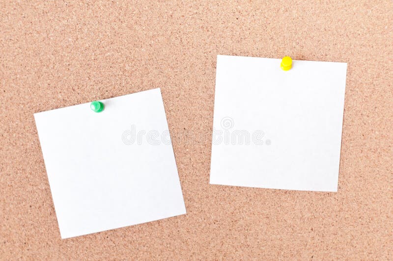 Klebrige Anmerkung der weißen Anzeige über leeren Raum des Korkenbrettes für Text stockfotografie Klebrige Anmerkung der weißen Anzeige über leeren Raum des Korkenbrettes für Text stockfotografie