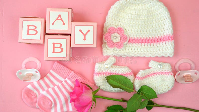 Kleding en de toebehoren van het babykinderdagverblijf de lucht royalty-vrije stock fotografie Kleding en de toebehoren van het babykinderdagverblijf de lucht royalty-vrije stock fotografie