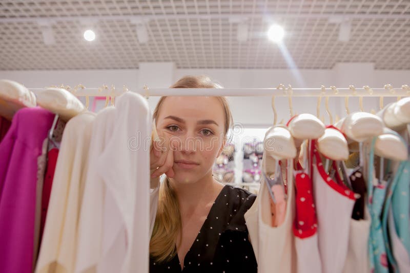 Kleding, manier, stijl en mensenconcept - vrouw het kiezen kleedt thuis garderobe stock afbeelding Kleding, manier, stijl en mensenconcept - vrouw het kiezen kleedt thuis garderobe stock afbeelding