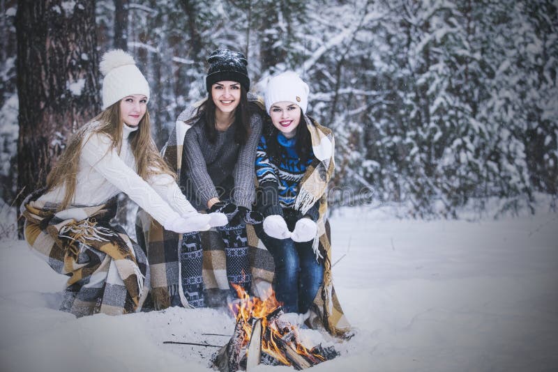 Kleedden de meisje mooie jonge vrouwen zich warm in de winterpark stock afbeelding Kleedden de meisje mooie jonge vrouwen zich warm in de winterpark stock afbeelding